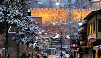 Bursa’da şehir merkezine yılın ilk kar yağışı başladı