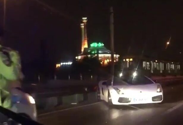 Bursa’da lüks otomobil kayganlaşan yolda kontrolden çıktı, bariyerlere çarptı