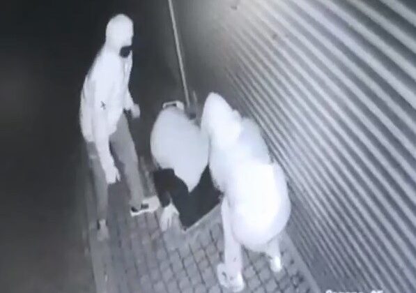 Bursa’da 3 hırsızın kepengi kırarak dükkana girme anları kameralarda