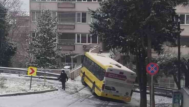 Kara hazırlıksız çıkan belediye otobüsü bariyere saplandı