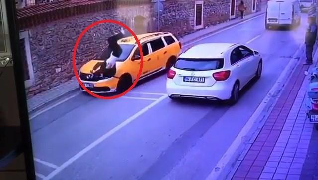 Bursa’da yolun karşısına geçmek isteyen çocuğa ticari taksi böyle çarptı