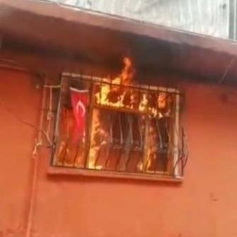 Bursa’da şaşkına çeviren olay! Türk bayrağı alevlerin içinde zarar görmedi