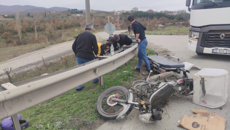 Bariyerlere çarpan motosiklet sürücüsü yaralandı