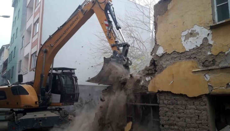 Osmangazi’de metruk binaları yıkma çalışmaları sürüyor