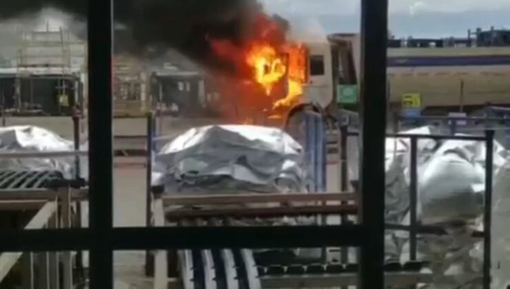 Bursa’da fabrikaya mal indiren kamyon alev alarak yandı
