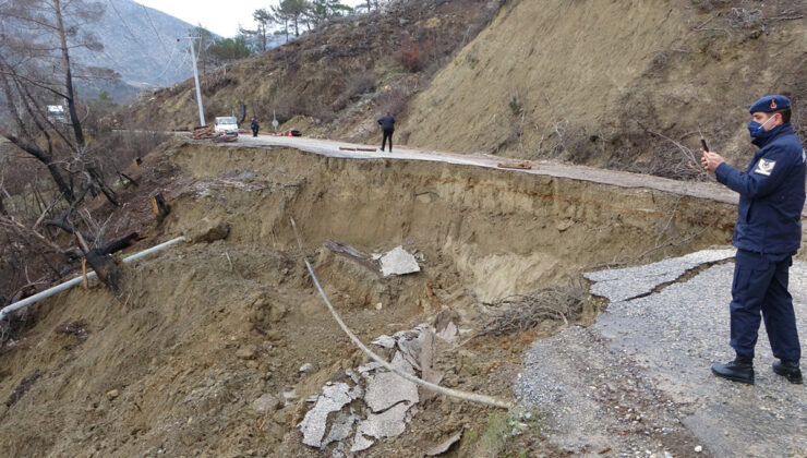 Manavgat’ta aşırı yağış’tan dolayı heyelan oldu, karayolu çöktü