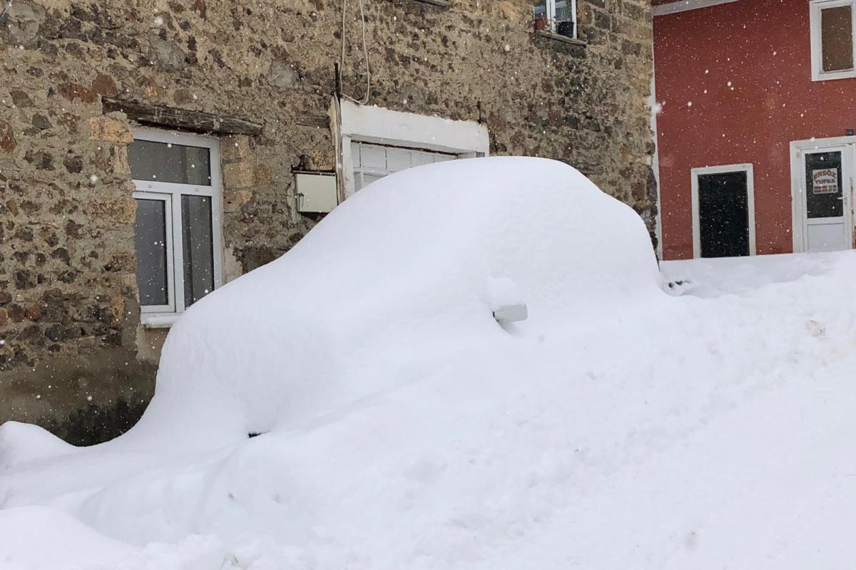 Kar kalınlığı 40 santimetreye ulaştı, arabalar karın altında gözükmedi