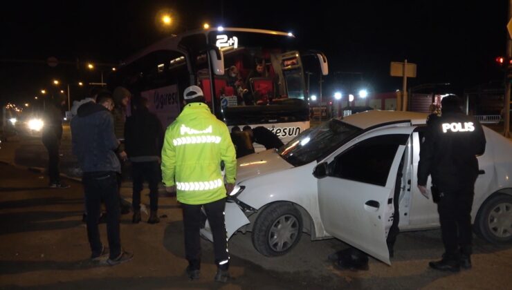 Yolcu otobüsünün çarptığı otomobil, metrelerce sürüklendi: 1 yaralı