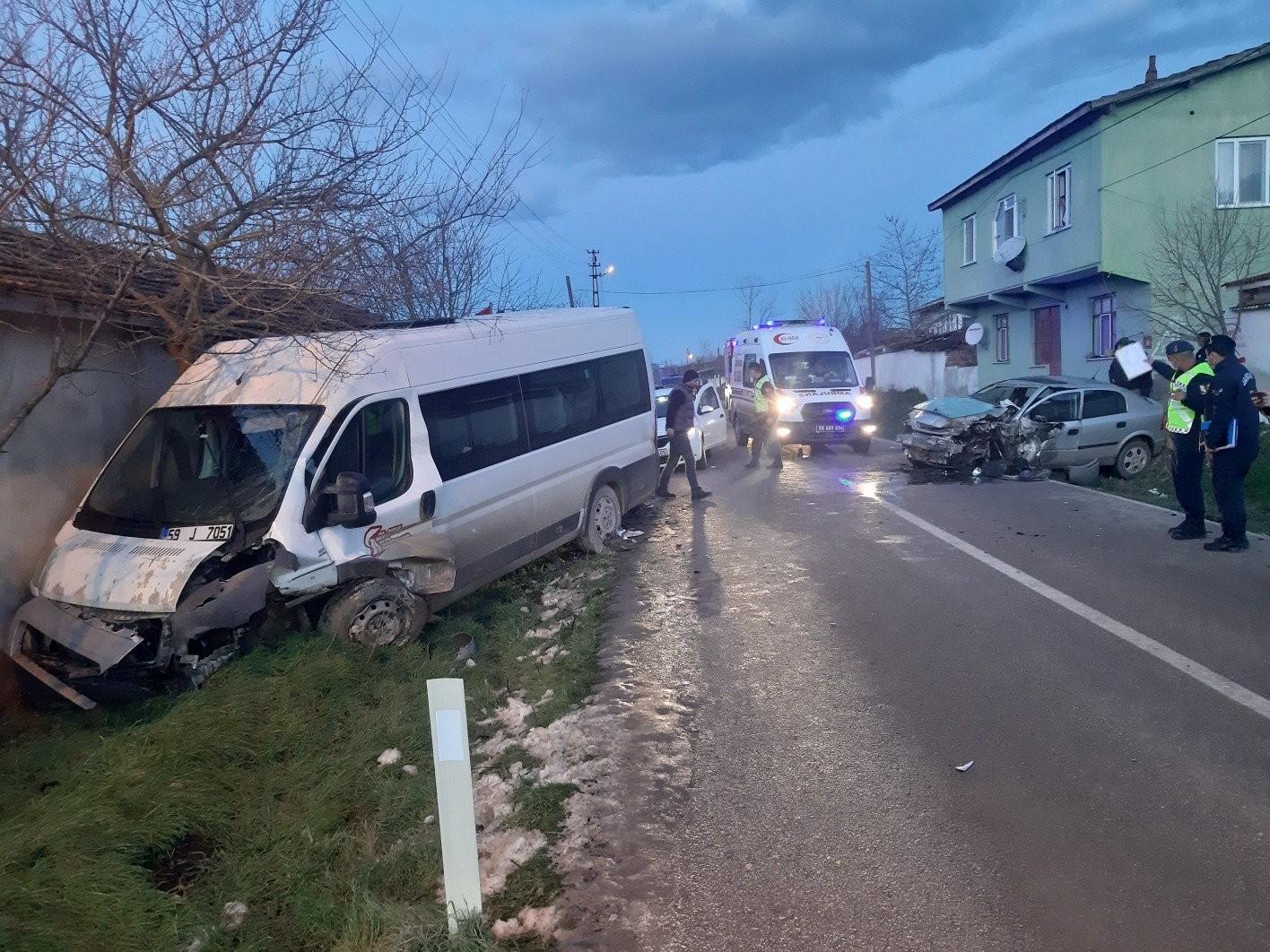 Tekirdağ’da servis aracı ve otomobil çarpıştı: 15 yaralı