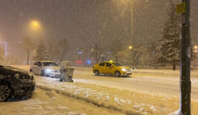 Bursa’da yoğun kar yağışı nedeniyle yollar buz pistine döndü