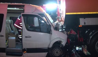 Fatih Sultan Mehmet Köprüsünde tuz tankerine çarpan servis şoförü hayatını kaybetti