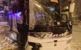 Amasya’da yolcu otobüsü karlı yolda kaza yaptı: 12 yaralı