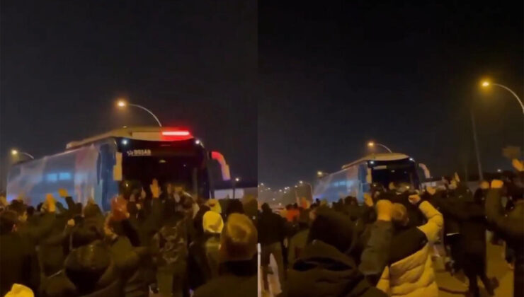 Bursaspor taraftarları takım otobüsünün önünü kesti ”yönetim istifa” diye slogan attılar