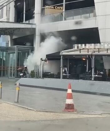 Bursa’da dünyaca ünlü kahve zincirinde yangın tüpü kazası: Ortalık toz bulutu ile kaplandı
