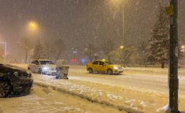 Bursa’da yoğun kar yağışı nedeniyle araçlar ilerlemekte güçlük çekti