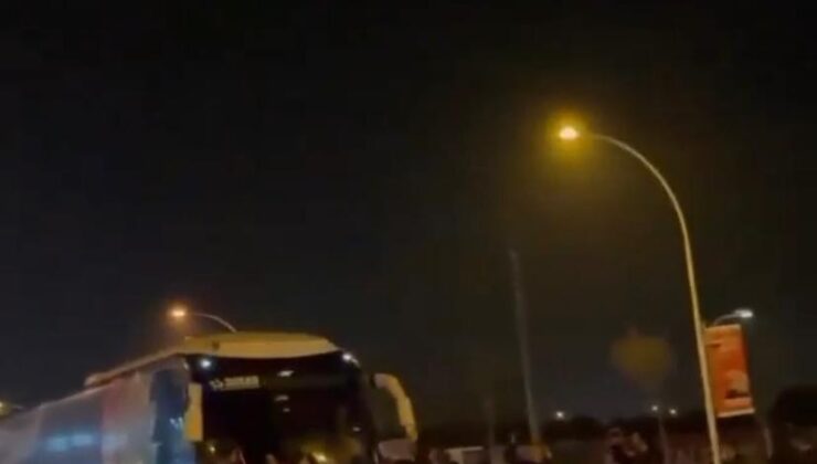 Bursaspor taraftarları takım otobüsünün önünü keserek ’’yönetim istifa’’ sloganı attı