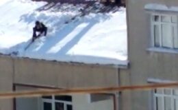 Çocuğu iple bağladı karla kaplı çatıyı temizletti