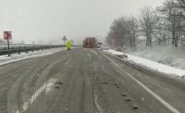 Yoğun kar nedeniyle İnegöl yolu ulaşıma kapandı