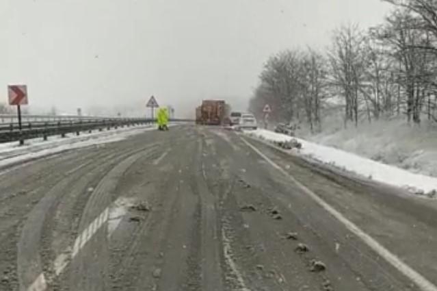 Yoğun kar nedeniyle İnegöl yolu ulaşıma kapandı
