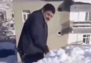 Sosyal medya kar bedduası tutan adamı konuşuyor: Antalya’da bile yağdı!