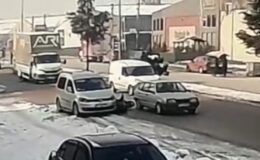 Motosiklet sürücüsünün iki araç arasına sıkıştığı kaza kamerada