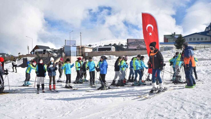 Bursa’da öğrencilerin kayak heyecanı zirvede