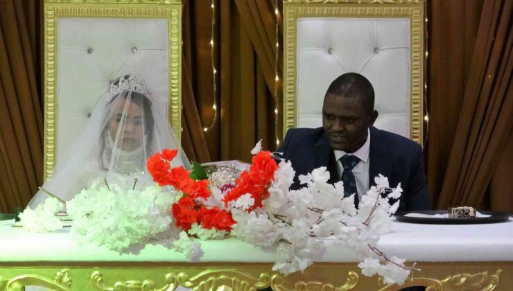 Afrikalıların düğün konvoyu görenleri şaşırttı