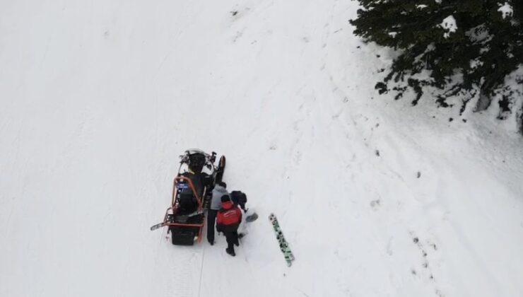Uludağ’da kayak yaparken düşüp mahsur kalan tatilciyi jandarma kurtardı