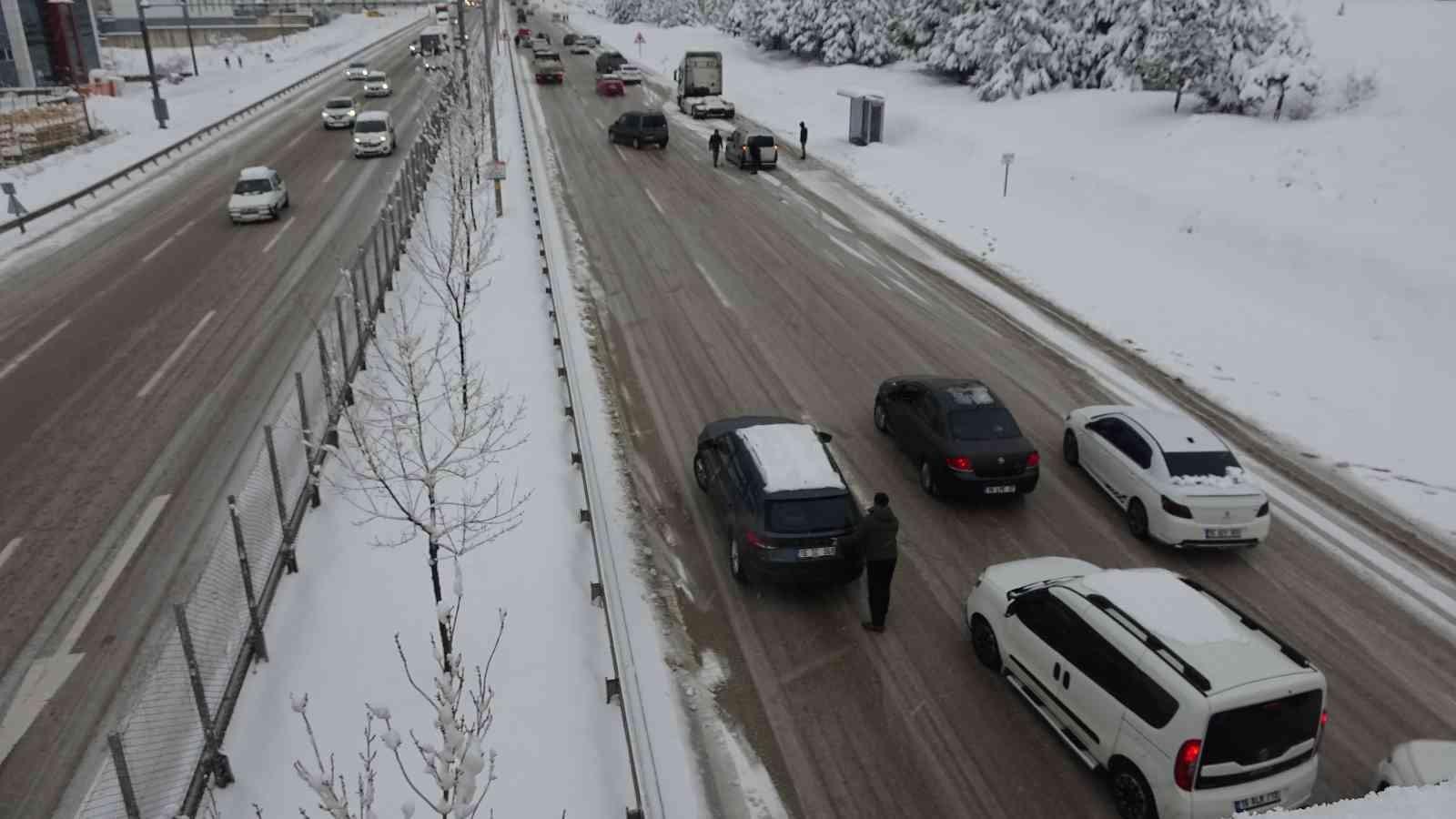 Yoldan çıkan otobüs ve kamyonlar Bursa-İzmir karayolunu tamamen trafiğe kapattılar